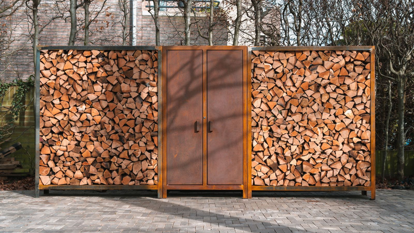 Cortenové dřevníky naplněné dřevem